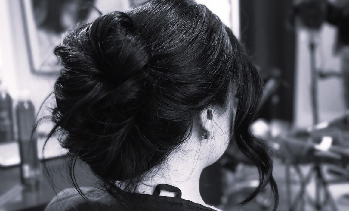 stylist consulting with client at hair salon in Ridgefield CT